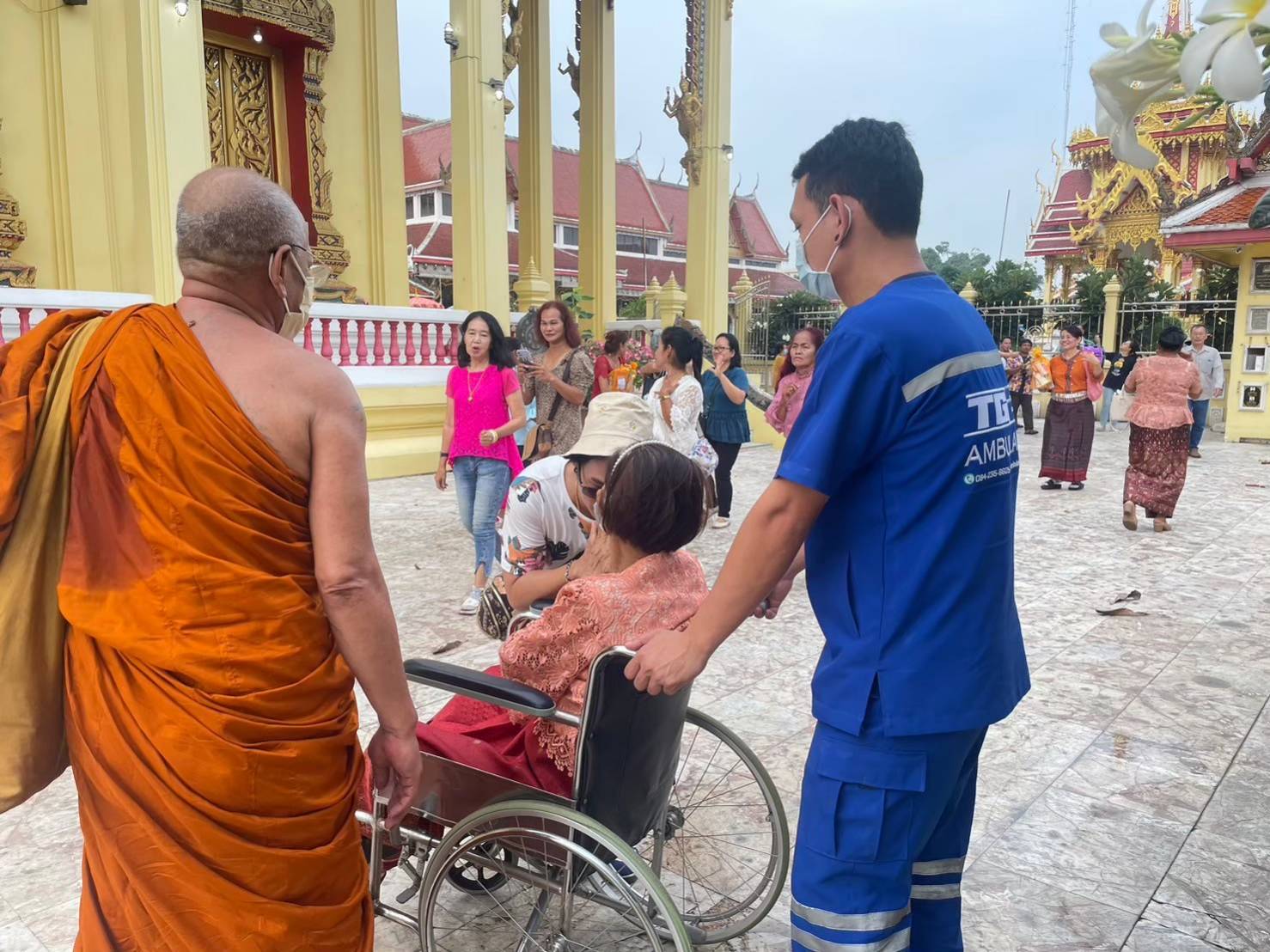 พาผู้ป่วยร่วมงานบุญ 2